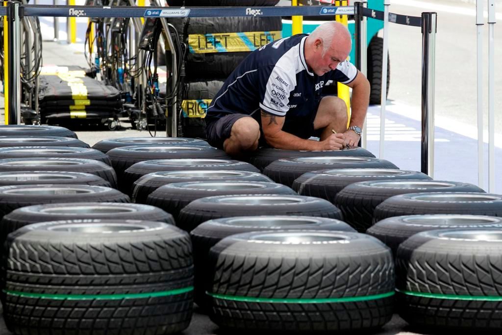 F1 zamířila do Brazílie: kontrola pneumatik