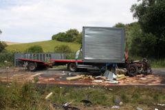 Při nehodě u Žarošic zemřel řidič, rušná silnice zablokovaná
