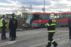 U Brandýsa nad Labem narazil autobus do stromu. Dva lidé utrpěli zranění, silnice je uzavřená