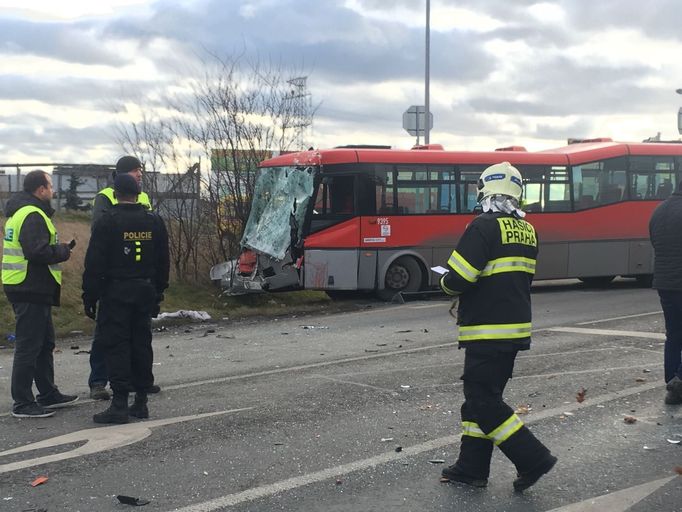 Nehoda autobusu v pražských Kunraticích.