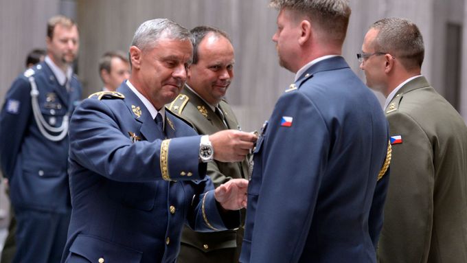 Předání Záslužného kříže ministryně obrany Vítu Watrobovi (vzadu vpravo).