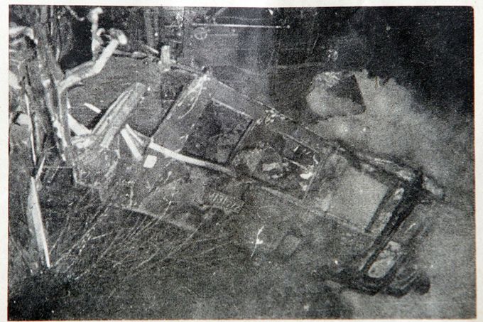 Trosky železničních vagonů po nehodě u Stéblové 14. 11. 1960. Dobový novinový snímek dokumentuje rozsah devastace při čelní srážce vlaků.