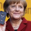 Angela Merkelová - telefon - smartphone - Blackberry - Z10