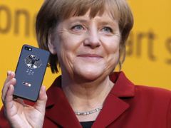 Německá kancléřka Angela Merkelová drží v ruce smartphone BlackBerry Z10, který se pyšní vysokým zabezpečením. Fotografie je z březnového veletrhu CeBit.
