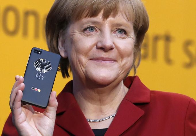 Německá kancléřka Angela Merkelová drží v ruce smartphone BlackBerry Z10, který se pyšní vysokým zabezpečením. Fotografie je z březnového veletrhu CeBit.