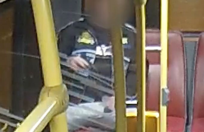 Muž vytáhl v autobusu zbraň a ohrožoval cestující. Incident zachytilo video.