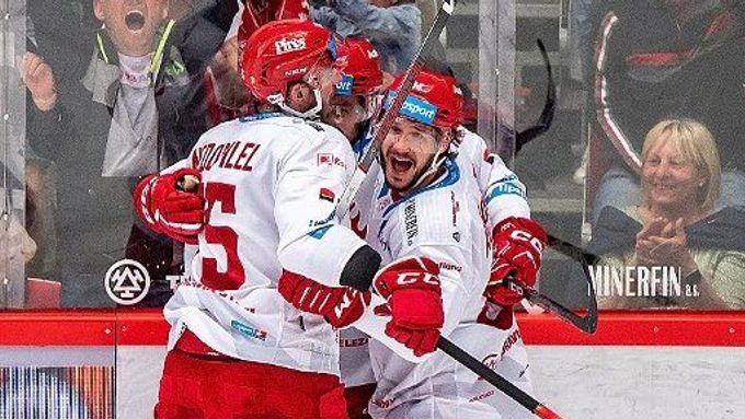 Radost hokejistů Třince ve čtvrtém zápase semifinálové série proti Spartě