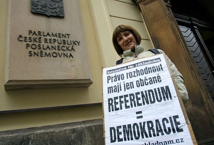 Okolo sněmovny od rána postávají aktivisté s transparenty požadující referendum o americkém radaru.