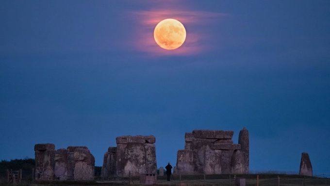 Po jahodovém úplňku nás čeká další - "Buck Moon" (srnčí úplněk) - 10. července 2025. Je pojmenován podle období, kdy samcům jelenů začínají růst nové parohy.