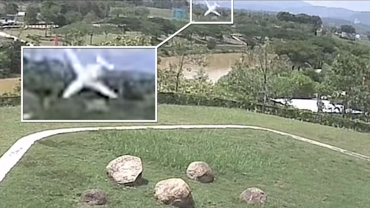 Letadlo spadlo střemhlav na dálnici za plného provozu. Tragický pád zachytila kamera
