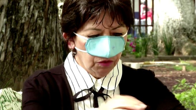 Vědci v Mexiku navrhli masku pouze pro nos pro chvíle, kdy člověk jí nebo pije