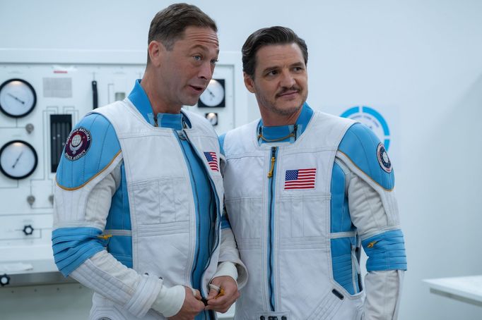 Ebon Moss-Bachrach a Pedro Pascal ve filmu Fantastická 4: První kroky.