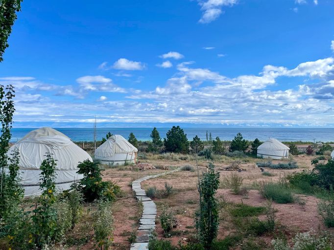 Turisty v okolí láká ubytování v tradičních kyrgyzských jurtách.