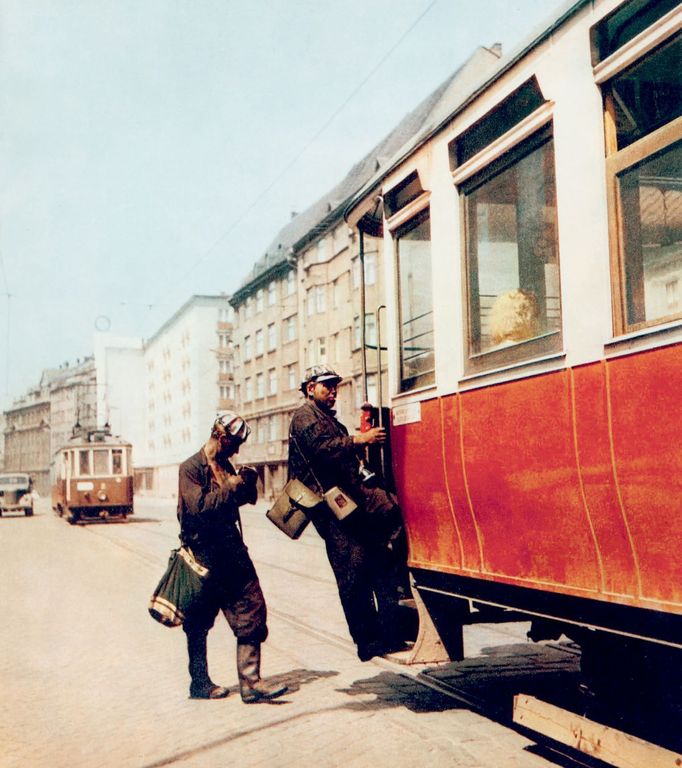 Horníci nastupující do tramvaje v Ostravě. Z publikace Ostrava barevná (1962).