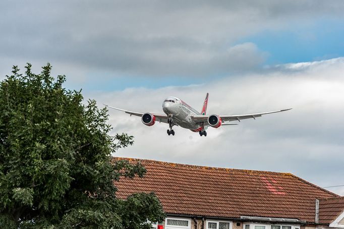 Letadlo Kenya Airways nad domem v Londýně - ilustrační foto.