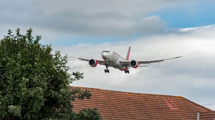 Z letadla nad Londýnem vypadl černý pasažér. Zřítil se na zahradu vyděšeného Brita