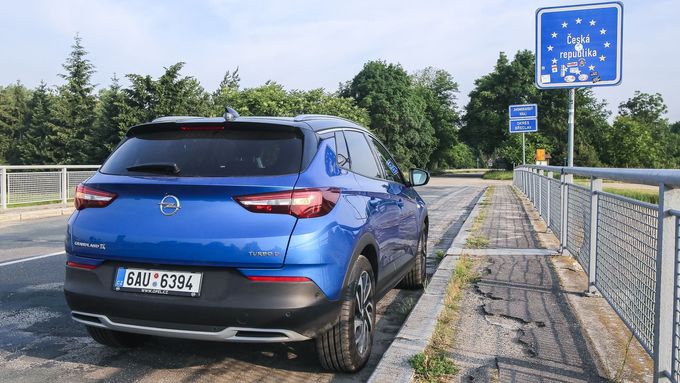 Auto na hranicích.