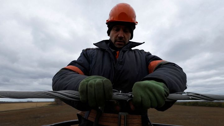 Už nenosím baterku. Ukrajina svítí a topí, ruský plán zničit její energetiku má díry