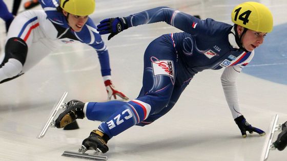 OBRAZEM Rychlost, nebezpečí, pády. V Česku začalo ME v short tracku