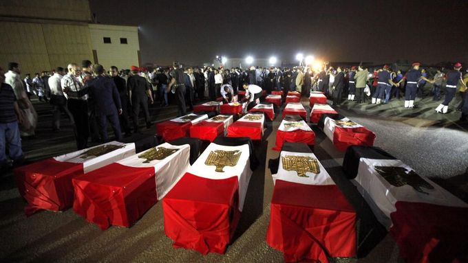 Rakve s těly policistů zavražděných v pondělí na Sinaji.