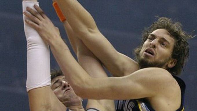 Pau Gasol z Memphisu (vpravo) se snaží dostat k míči tísněný hráčem Charlotte Primožem Brezecem.
