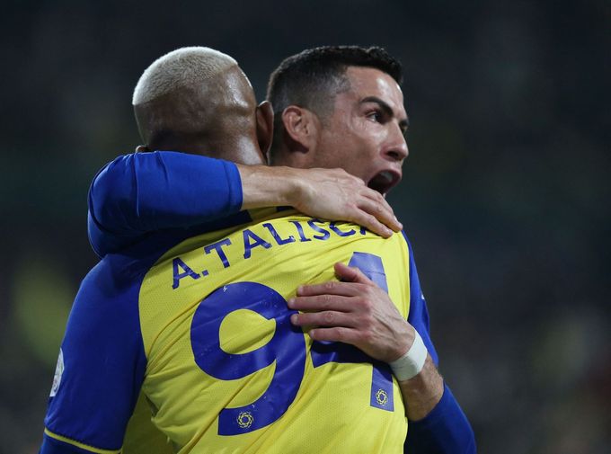 Cristiano Ronaldo s Andersonem Taliscem v ligovém utkání an-Nasr - Ittifák