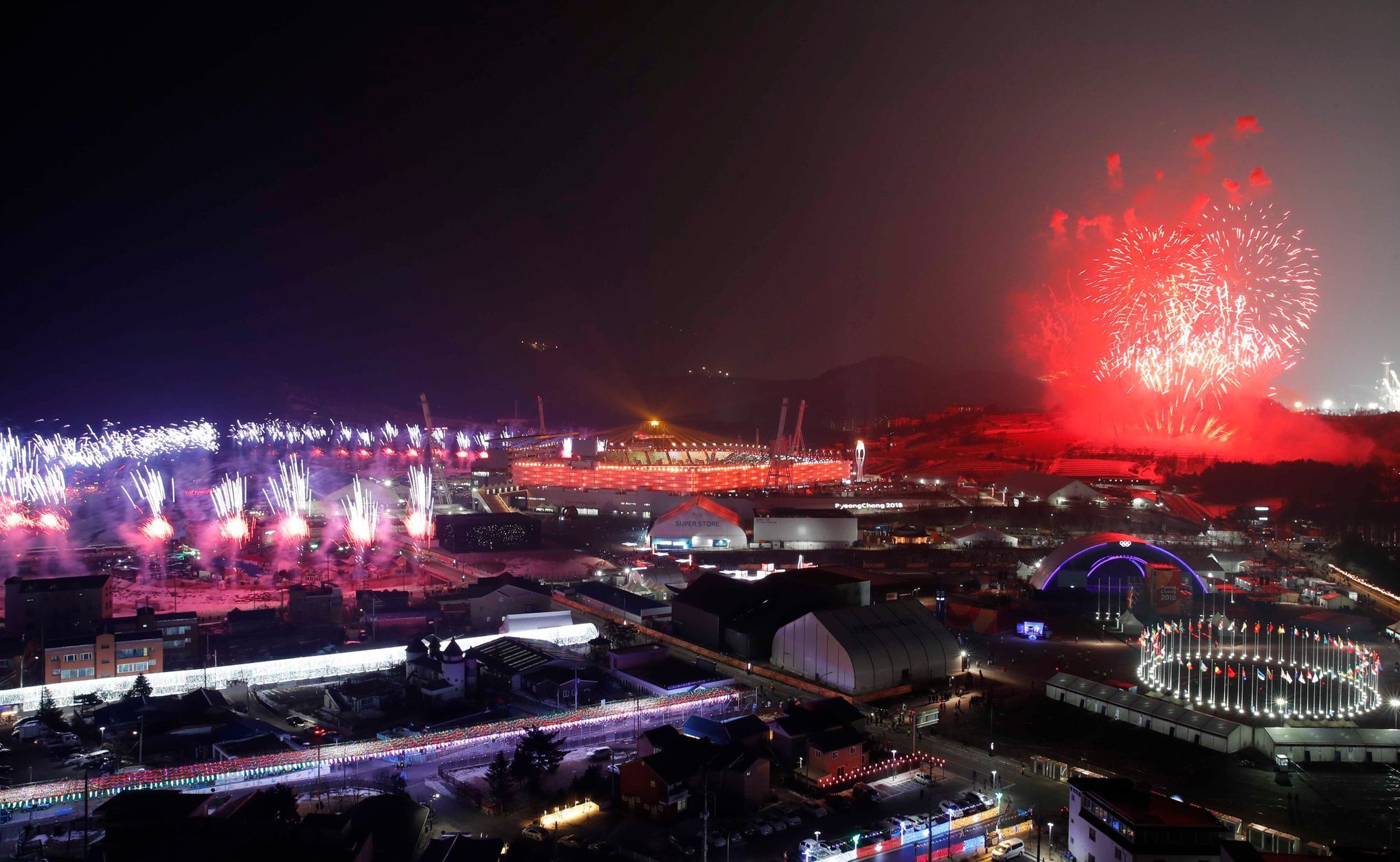 Slavnostní ohňostroj na závěr úvodního ceremoniálu her v Pchjongčchangu 2018