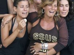 Přátelé a příbuzní utěšují těhotnou manželku Antonia Puerty, fotbalisty, který v úterý zemřel na srdeční selhání