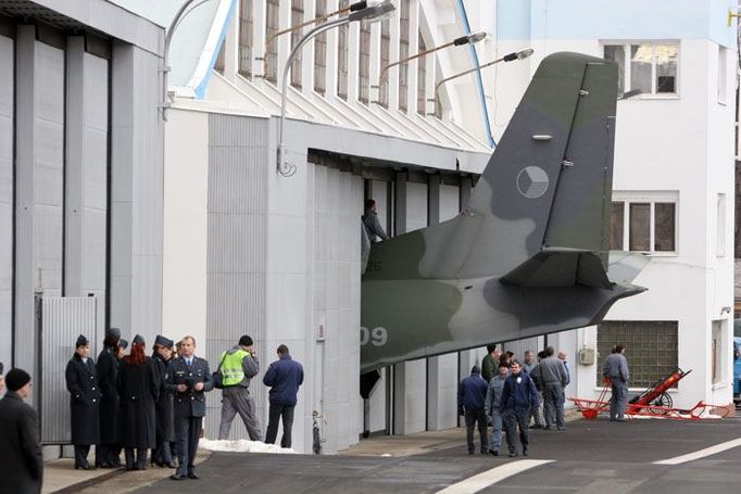 Na zemi již letoun očekával obslužný personál. Airbus se do žádného kbelského hangáru nevejde (podobně jako AN-26, kterému kouká ven ocas). Bude parkovat venku, je na to stavěný.