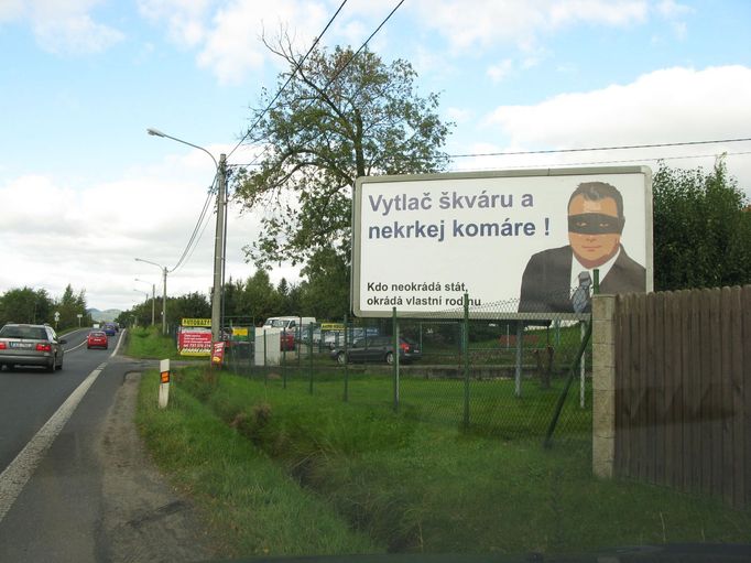 Místostarostu České Lípy Jana Stejskala zobrazil neznámý autor na billboardu jako lupiče v saku, v kravatě a se škraboškou.