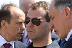 Medveděv dosáhl svého. Předseda ruského OV rezignoval