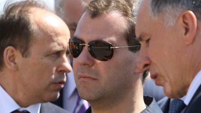 Dmitrij Medveděv při nedávné návštěvě Dagestánu, kam přijel po jednom z předchozích teroristických útoků