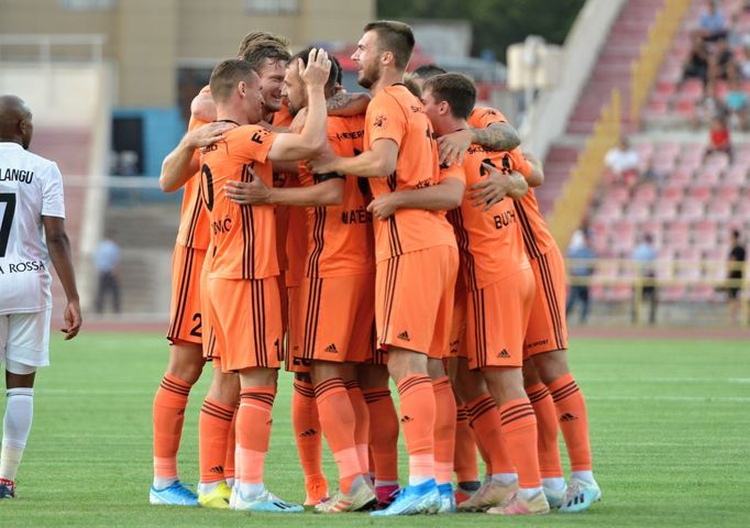 Fotbalisté Mladé Boleslavi slaví gól na hřišti kazašského celku Ordabasy Šymkent.