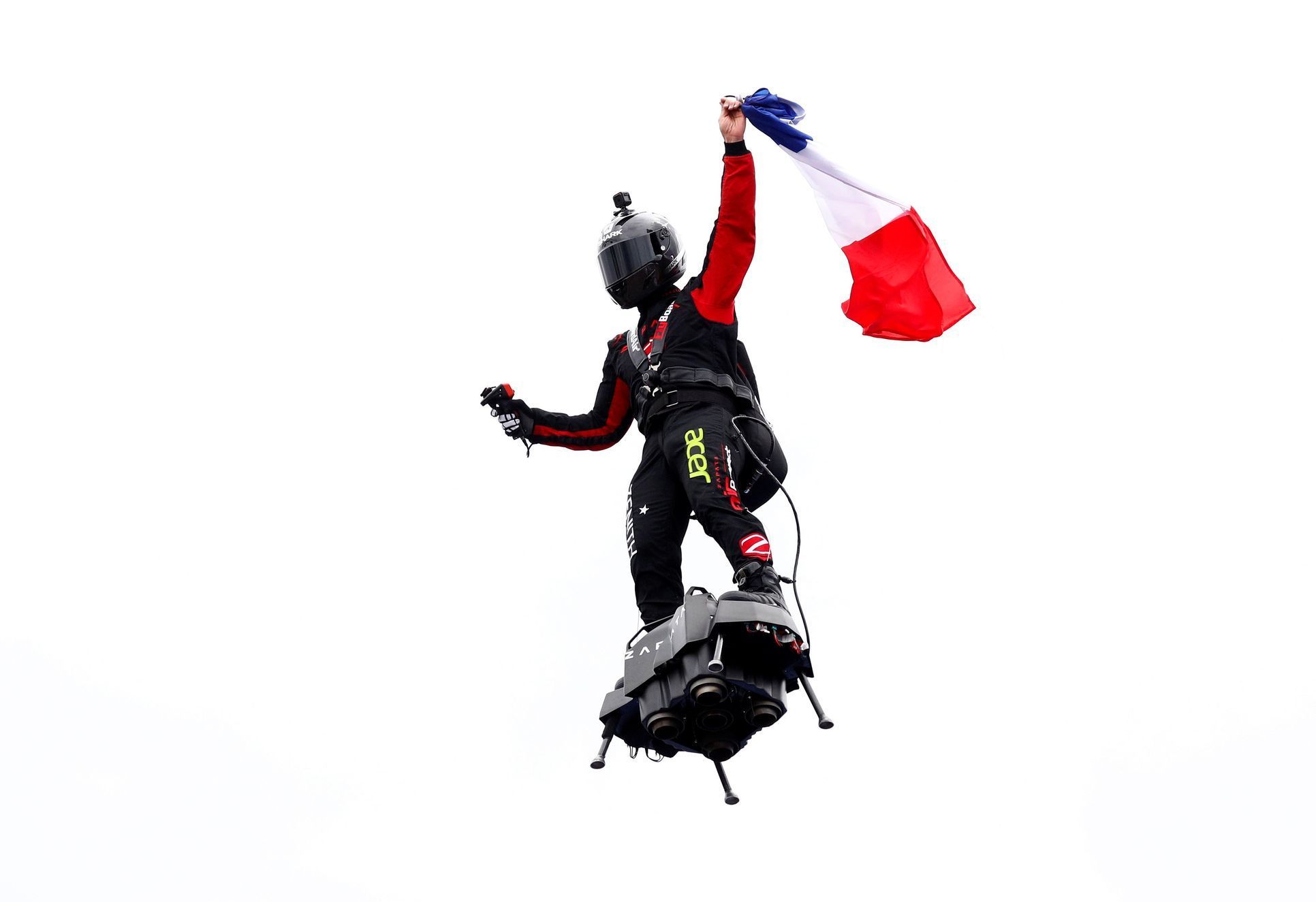 F1, VC Belgie 2019: "Letající muž" Franky Zapata s francouzskou vlajkou na počest zesnulého pilota F2 Anthoinea Huberta.