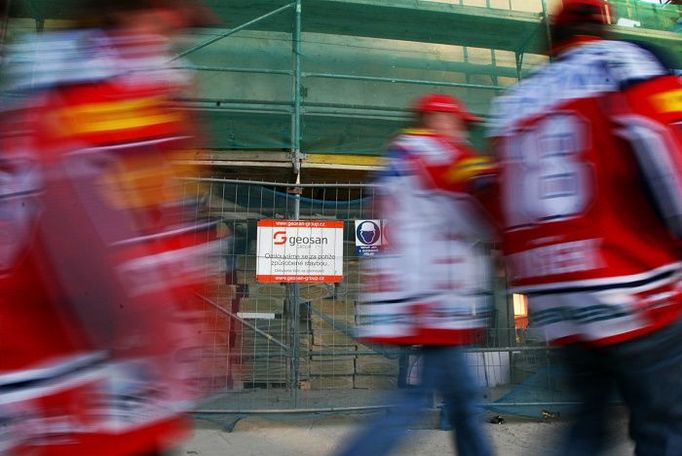 V zimním stadionu ještě současně probíhají stavební práce, kolem haly je lešení a na zápas se Zlínem byl například otevřen pouze jediný vchod.