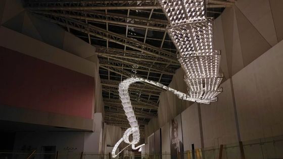Jak vypadá nejdelší lustr světa? Takhle. Český sklářský unikát zdobí obchodní centrum