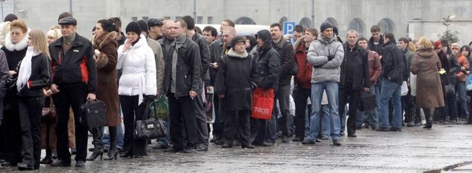 Fronty na práci se prodlouží... Snímek je z 18. března 2009 z Petrohradu, kde lidé stojí před úřadem práce. V důsledku krize jich v Rusku přišly o práci miliony.