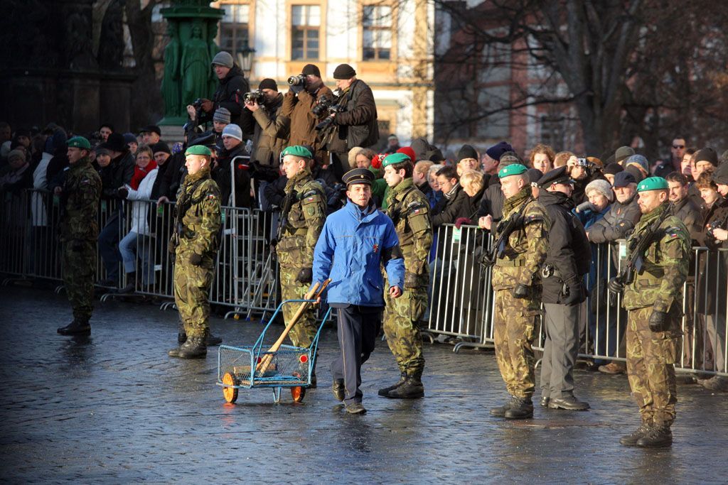 Vojenský smuteční ceremoniál na Hradě