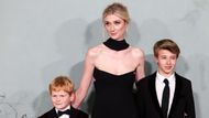 Představitelka Diany, herečka Elizabeth Debicki, se svými filmovými syny. Sedmiletý Teddy Hawley si zahrál Harryho, 12letý Timothee Sambor pak prince Williama. Kritici hodnotí pátou sérii smíšeně, většina z nich ale chválí právě ztvárnění Diany. Debicki uvedla, že při přípravě na roli strávila hodiny studováním archivních materiálů.