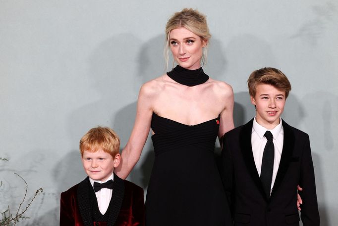 Představitelka Diany, herečka Elizabeth Debicki se svými filmovými syny. Sedmiletý Teddy Hawley si zahrál Harryho, 12letý Timothee Sambor pak prince Williama.