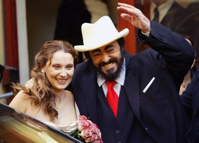 Snímek z prosince 2003 ukazuje operní star krátce po obřadu, při kterém pojal za manželku Nicolettu Mantovaniovou. Novomanželé zamávali novinářům v Modeně; brali se ve zdejším divadle.