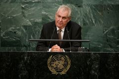 Zeman se v OSN představil jako pilný čtenář. Čeští diplomaté uvolnili svá místa delegaci Hradu