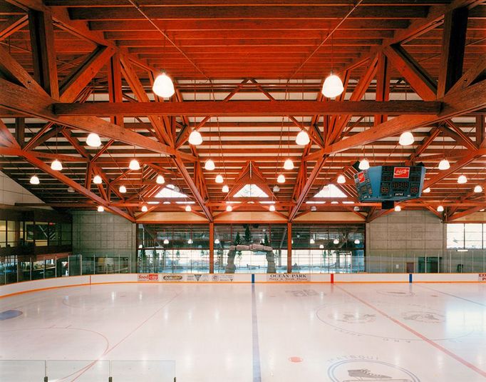 Abbotsford Arena, Abbotsford, British Columbia Sportovní a rekreační zařízení města.  Stavba získala dvě  ocenění - Award of Excellence - Recreation Commission of BC Municipalities, Power Smart Award - BC Hydro