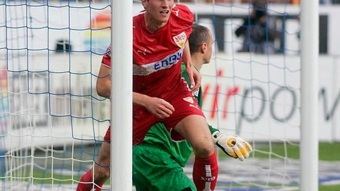 Mario Gomez z VfB Stuttgart dává gól do sítě bochumského gólmana Jaroslava Drobného.