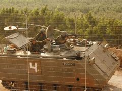 Izraelští vojáci na libanonské hranici.