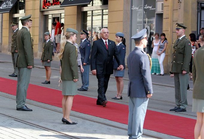 Albánský prezident Alfred Moisiu přichází na brněnské Náměstí Svobody.