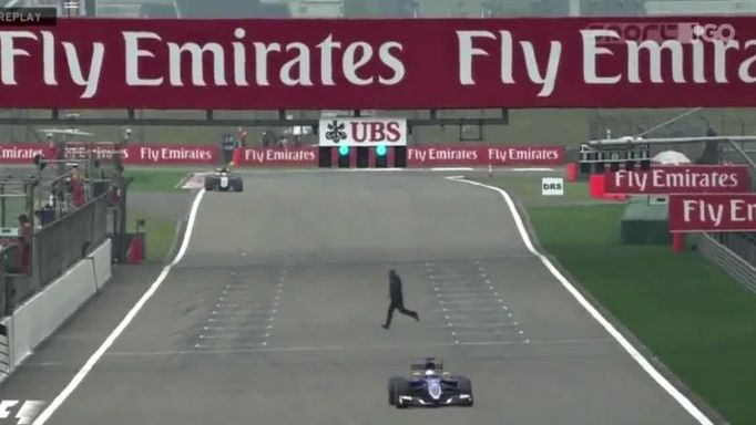 F1, VC Číny 2015: fanoušek přebíhající trať