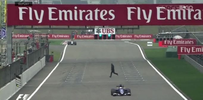 F1, VC Číny 2015: fanoušek přebíhající trať