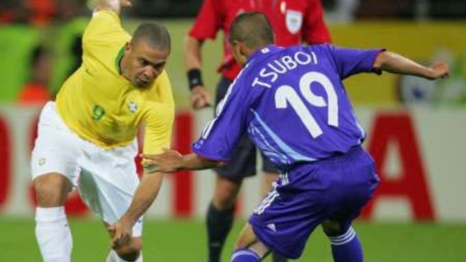 Brazilec Ronaldo (vlevo) se snaží přejít přes Keisuke Cuboje z Japonska.