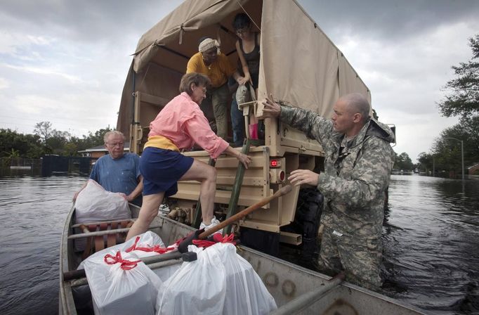 Christine Hopson boards a National Guard truck with family members after their home was flooded in Hurricane Isaac in La Place, Louisiana August 30, 2012. REUTERS/Lee Celano (UNITED STATES - Tags: ENVIRONMENT DISASTER) Published: Srp. 30, 2012, 10:18 odp.